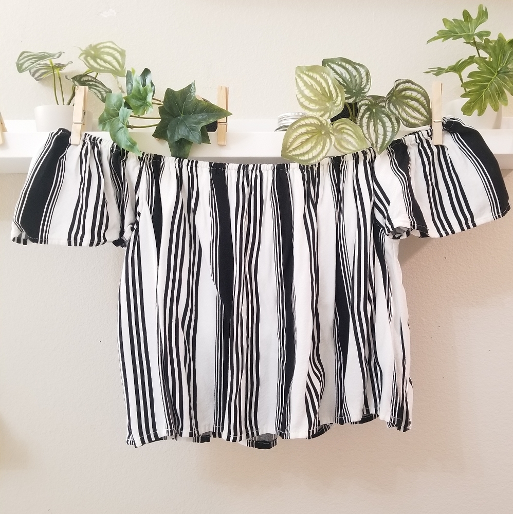 SALE❗️4 for $20 Cute Stripe Off-Shoulder Crop top - Picture 3 of 7